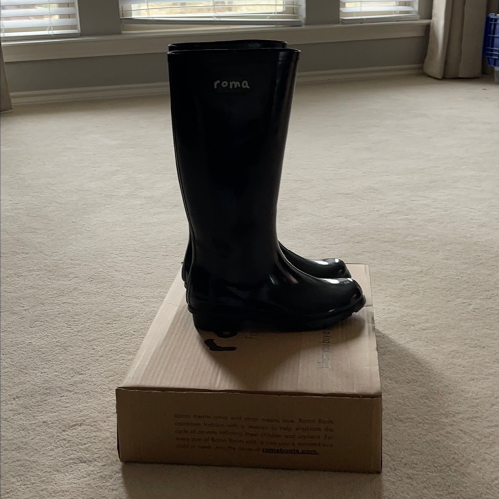 Roma black glossy boots sz8